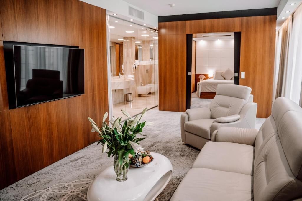 In-room safe, soundproofing, free WiFi