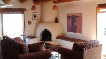 Smart-tv, eldstad, dvd-spelare och böcker