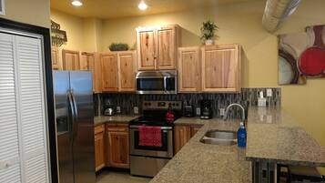 Een koelkast, een microgolfoven, een oven, een kookplaat