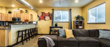 Télévision, lecteur de DVD, livres, médiathèque