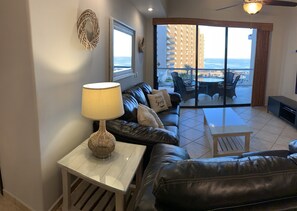 Smart TV, Netflix, DVD player, streaming services