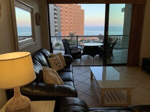 Smart TV, Netflix, DVD player, streaming services