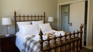 2 makuuhuonetta, työpöytä, silitysrauta/-lauta, ilmainen Wi-Fi