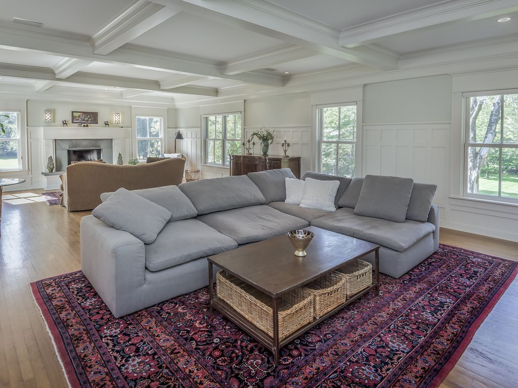 Elegant Country Estate with Equestrian Farm 