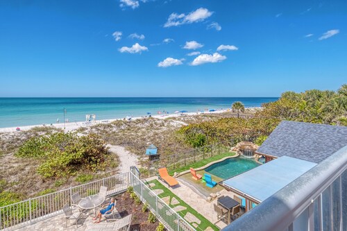 COASTAL RETREAT!!!  Perfect Beach Location! Walk to Restaurants & More!