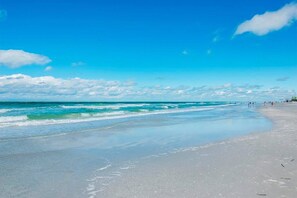 Am Strand, Sonnenschirme