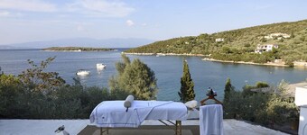 Beach Front, Romantic Escape, Breathtaking Views, 'Pieds dans L'eau', & More