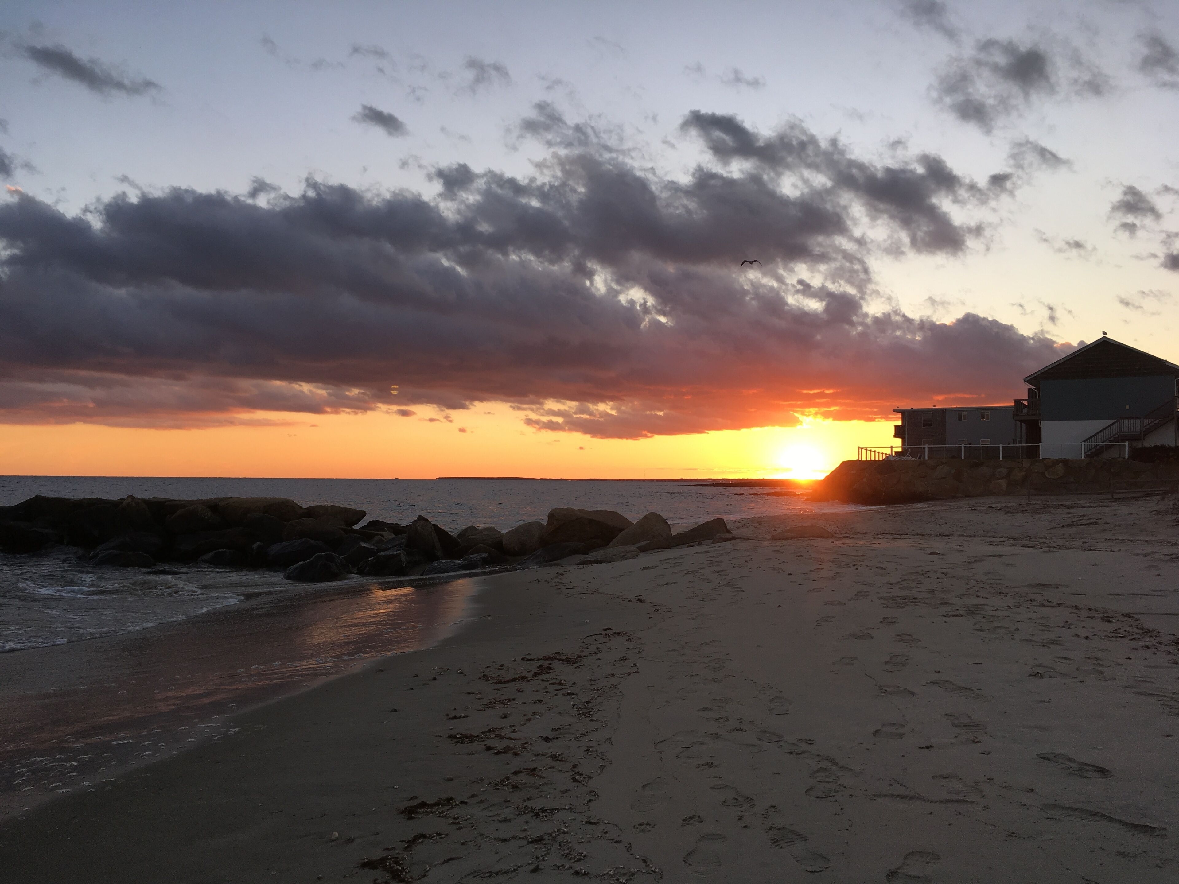 Una playa cerca, sillas reclinables de playa