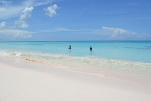Una playa con agua turquesa cristalina y una orilla arenosa.