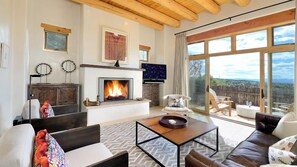 Smart TV, chimenea, estéreo