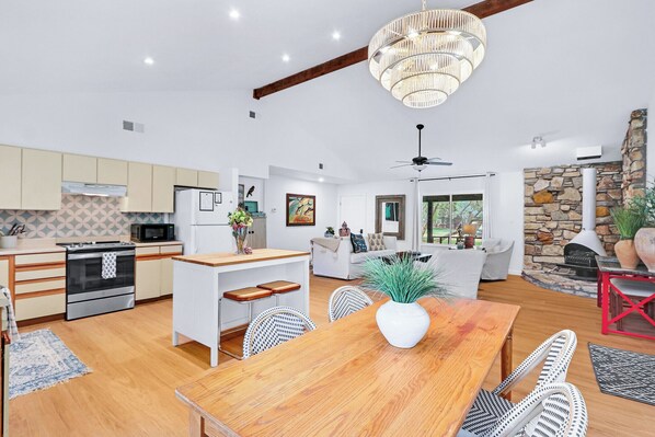 Interior - Darling Cottage with access to 2 Blanco River Parks! (Wimberley)