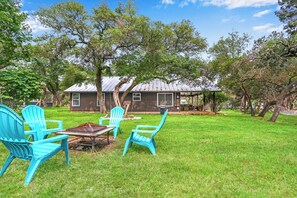 Outdoor dining - Darling Cottage with access to 2 Blanco River Parks! (Wimberley)