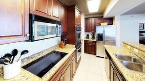 Geladeira, micro-ondas, fogão, cooktop