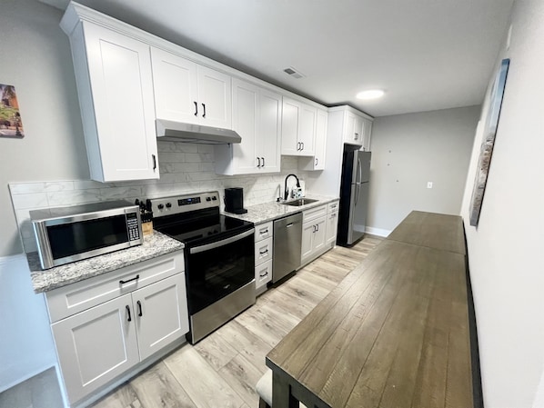 Full-sized fridge, microwave, oven, stovetop