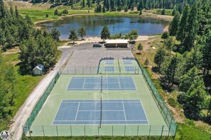 Sports court - PinecrestAreaRentals #6 Fun Winter Getaway walk To Snowplay! (Srawberry)