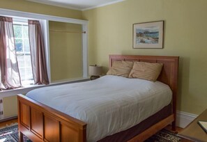 Comfort Room, 1 Queen Bed, Non Smoking | Egyptian cotton sheets, premium bedding, individually decorated - Old parsonage B&B (Kennebunkport)