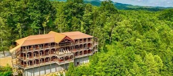 Sycamore Mansion | 14 Suites | Arcade | Fire Pit | Amazing Views