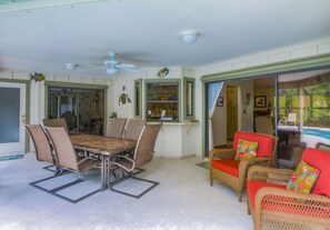 A dining area with a table and chairs, a ceiling fan, and a view of the outdoors. - SHADEY ACRES - HEATED POOL/SPA DOG FRIENDLY ECO-RETREAT NEAR BEACHES (Jupiter)