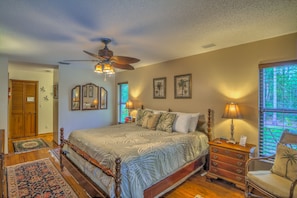 3 bedrooms, in-room safe, desk, iron/ironing board