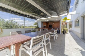 Outdoor dining - Villa Maria is a modern, spacious villa with the option to heat the pool (Albufeira)