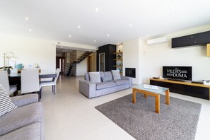 TV, DVD player - Villa Maria is a modern, spacious villa with the option to heat the pool (Albufeira)