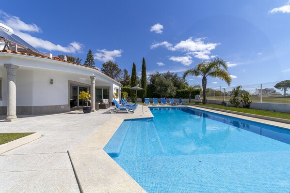 Pool - Villa Maria is a modern, spacious villa with the option to heat the pool (Albufeira)