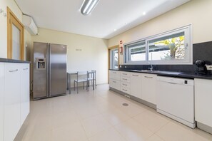 Fridge, microwave, oven, dishwasher - Villa Maria is a modern, spacious villa with the option to heat the pool (Albufeira)