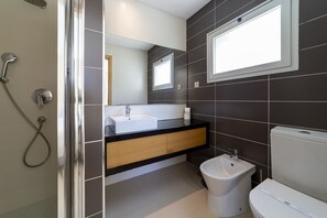 Dusche, Haartrockner, Handtücher