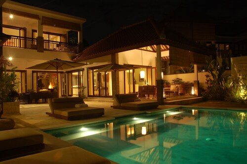 Luxury Villa with private driver +welcome dinner, ocean views and amazing sunset