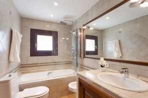 أحواض استحمام، مجففات شعر، مناشف، ورق حمّام