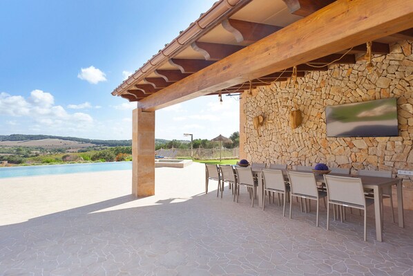 تناول الطعام بالخارج