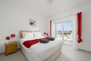 2 chambres, coffres-forts dans les chambres, fer et planche à repasser