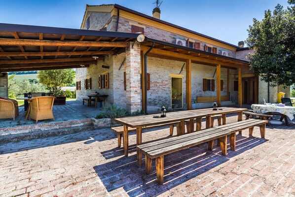 Outdoor dining - Villa Soffio with pool in the hills of Fermo, only 20 minutes from the Adriatic coast. (Fermo)