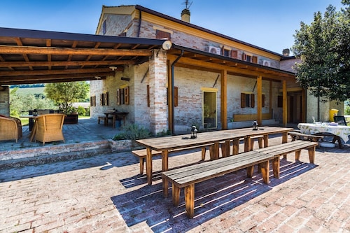 Hengityksen Huvila uima-altaalla kukkuloilla Fermo, vain 20 minuutin päässä Adrianmeren rannikolla.