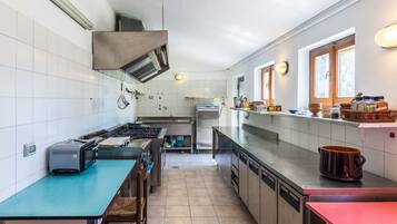 Frigorifero, forno, lavastoviglie, seggiolone