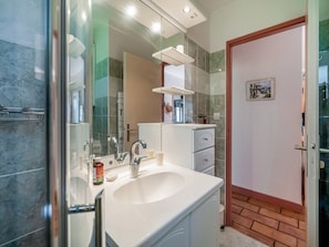 Shower - Villa w/ Garden & Guest House (Prades-sur-Vernazobre)