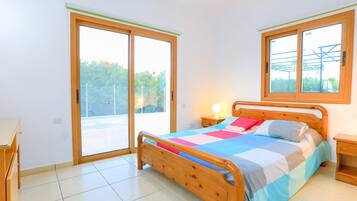 4 bedrooms, iron/ironing board, free WiFi, bed sheets