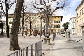 A public square with trees, a playground, and historic buildings. - Florence Historic Center | Private Courtyard | Walk to Everything, WIFI, AC (Firenze)