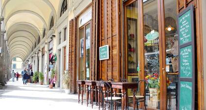 Florence Historic Center | Private Courtyard | Walk to Everything, WIFI, AC