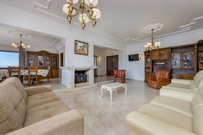 Tv, dvd-afspiller, bordtennisbord