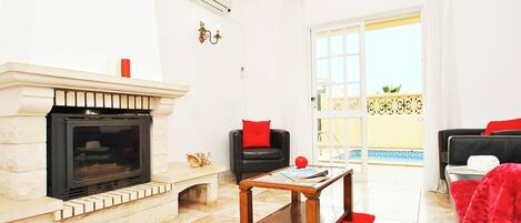 Télévision, lecteur de DVD, table de tennis de table