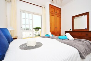 3 quartos, cofres nos quartos, ferros/tábuas de passar roupa