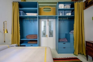 A bedroom with a bed, a wardrobe, and a nightstand. - Ca' del Ramo D'oro (Venice)
