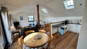 Ein gemütliches Loft-Apartment mit Essbereich, Küche und Wohnbereich.
