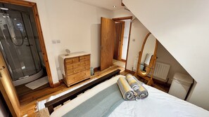 2 bedrooms, iron/ironing board, Internet, bed sheets