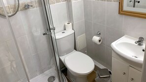 Bañera, secador de pelo y toallas