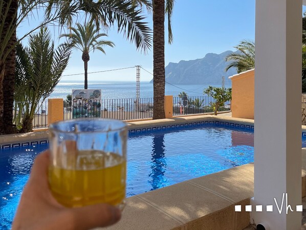 A pool with clear blue water, surrounded by palm trees and a view of the sea and mountains. - Villa EVA in Benissa – Opposite Cala Les Bassetes, 6 bedrooms, private pool, sea views, air conditioning and Wi-Fi (Benissa)