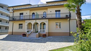 A two-story building with a balcony, a staircase, and potted plants. - Villa Mimosa Near Desenzano Old Town Apt 2 Parking, A/C, WiFi, Desenzano Del Garda, Italy (Desenzano Del Garda)