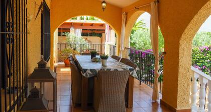 Villa Oriola, Cosy Villa with private swimming pool in lovely Spanish garden