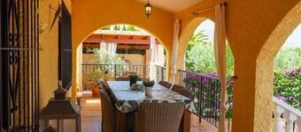 Villa Oriola, Cosy Villa with private swimming pool in lovely Spanish garden